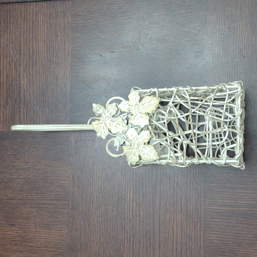 Vintage? Basket shabby chic style wire wine basket